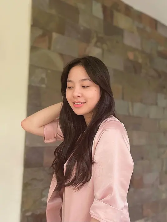 Anggota generasi ketujuh JKT48 ini memang penampilannya sangat memikat. Apalagi saat tampil dengan makeup flawless yang membuatnya terlihat menawan. Senyum yang tersungging di bibirnya juga membuat Zee kian menarik. (Liputan6.com/IG/@jkt48.zee)