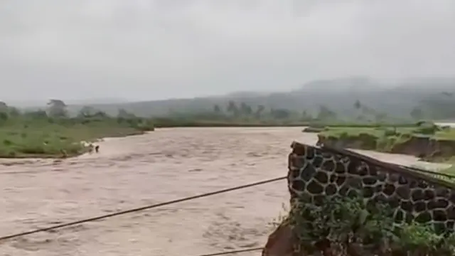Jembatan putus akibat banjir dan longsor di Cianjur