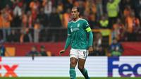 Aksi bek Liverpool, Virgil van Dijk, saat laga melawan Galatasaray pada lanjutan Liga Champions di Ali Sami Yen Spor, Istanbul, Turki, Rabu (1/10/2025) dini hari WIB. (Ozan Kose/AFP)