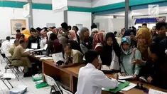 Ribuan warga Garut, Jawa Barat, mendatangi Dinas Capil untuk mendapatkan E-Ktp untuk persyaratan mencoblos di TPS.