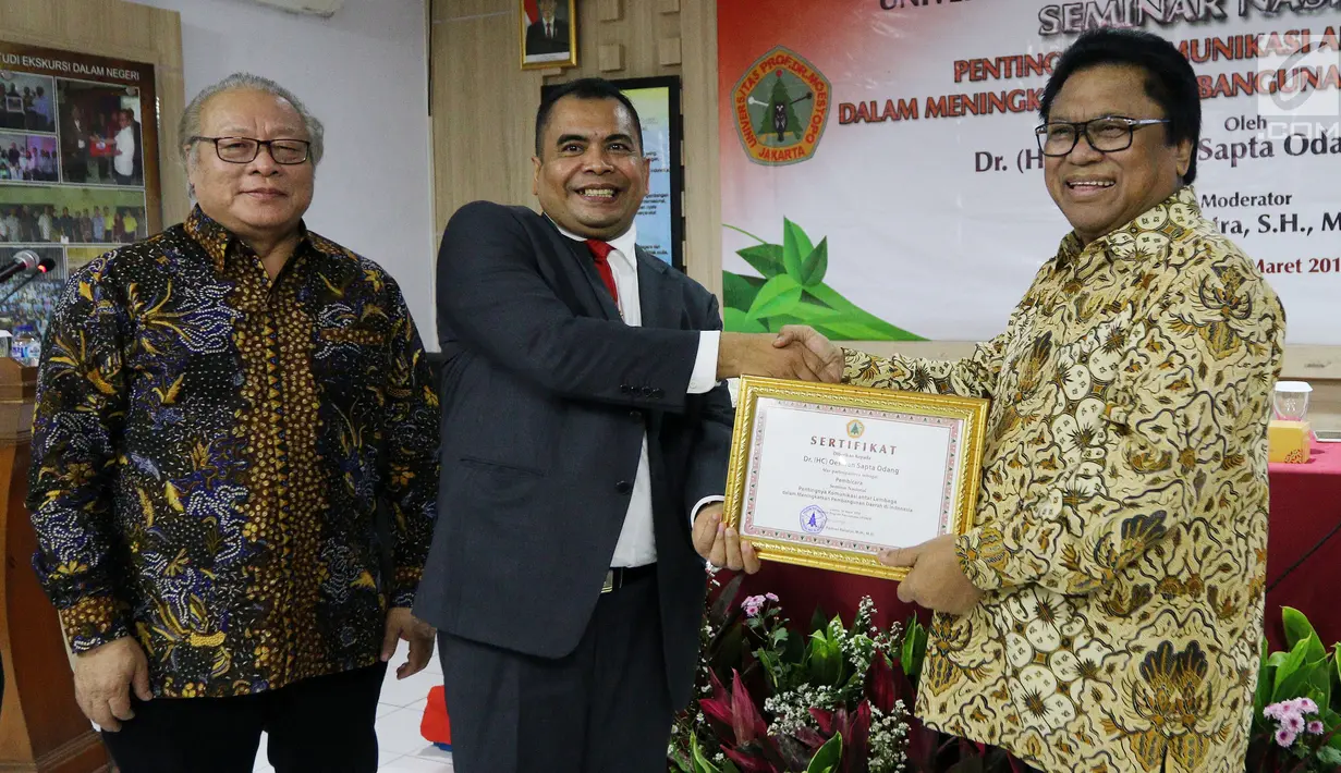 Direktur Program Pascasarjana Paiman Raharjo memberikan serifikat kepada Ketua DPD Oesman Sapta Odang dalam seminar pascasarjana di Universitas Moestopo, Jakarta, Sabtu (24/3). (Liputan6.com/JohanTallo)