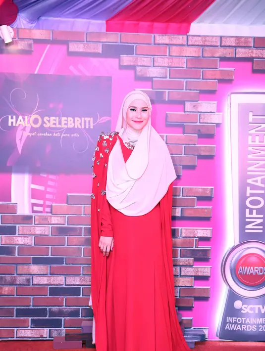 Di malam penghargaan tersebut istri dari sutradara hanung Bramantyo ini hadir mengenakan busana hijab berwarna merah terang dengan warna kerudung yang kontras. Busananya tak berlebihan namun elegan. (Nurwahyunan/Bintang.com)