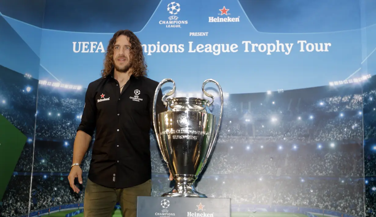 Legenda Barcelona, Carles Puyol, bersama trofi Liga Champions saat jumpa pers di Jakarta, Senin (11/3). Heineken memulai perhelatan UEFA Champions League Trophy Tour di Indonesia. (Bola.com/Vitalis Yogi Trisna)