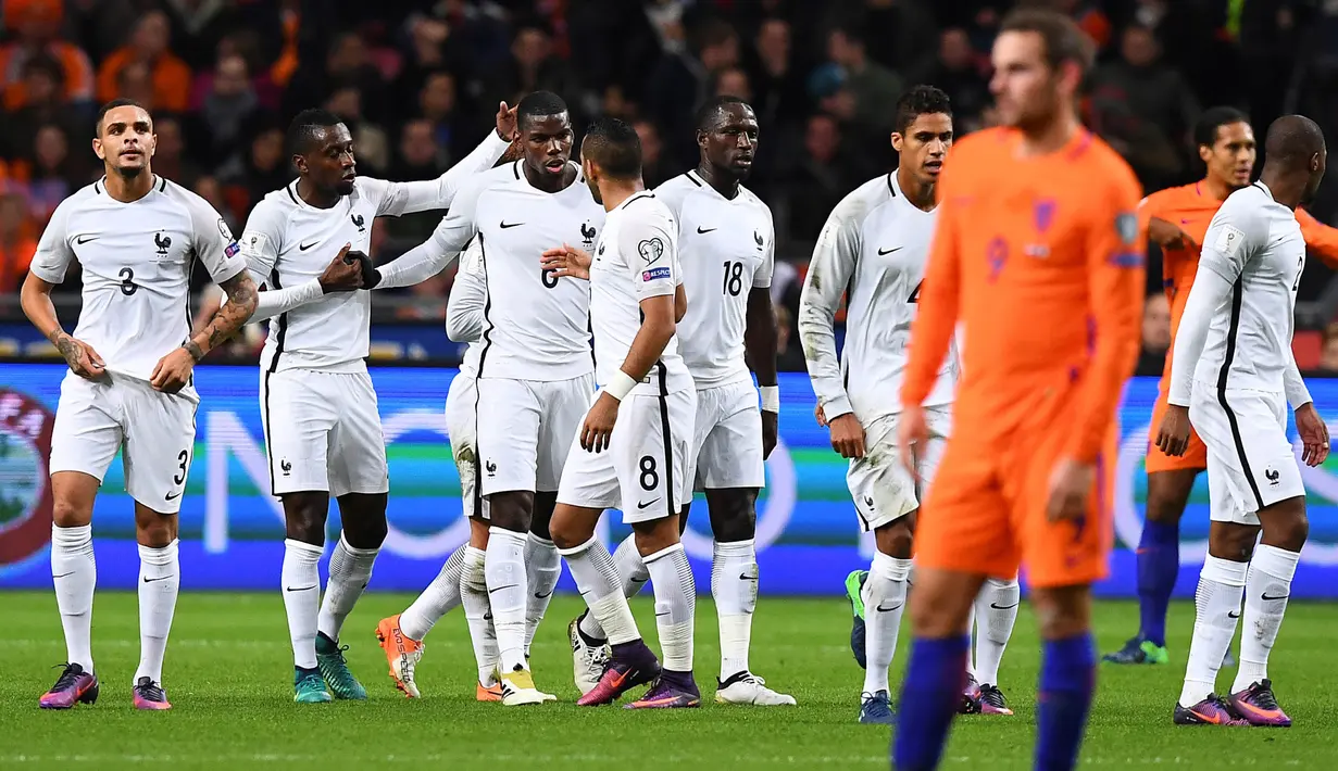 Momen kegagalan Belanda mulai terasa saat mereka kalah 0-1 di kandang saat menjamu Prancis. Ketika itu gol tunggal Paul Pogba pada menit ke-30 membuat Der Oranje harus terpuruk dihadapan publik sendiri. (AFP/Franck Fife)