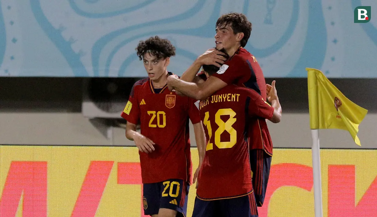 Pemain Timnas Spanyol U-17, Marc Guiu (kanan) melakukan selebrasi bersama rekannya setelah mencetak gol kemenangan timnya ke gawang Timnas Jepang U-17 pada laga 16 besar Piala Dunia U-17 2023 di Stadion Manahan, Solo, Senin (20/11/2023). (Bola.com/Arief Bagus)