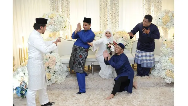 6 Pemotretan Anak Bungsu dengan 3 Kakak Laki-Lakinya di Pernikahan Ini Kocak