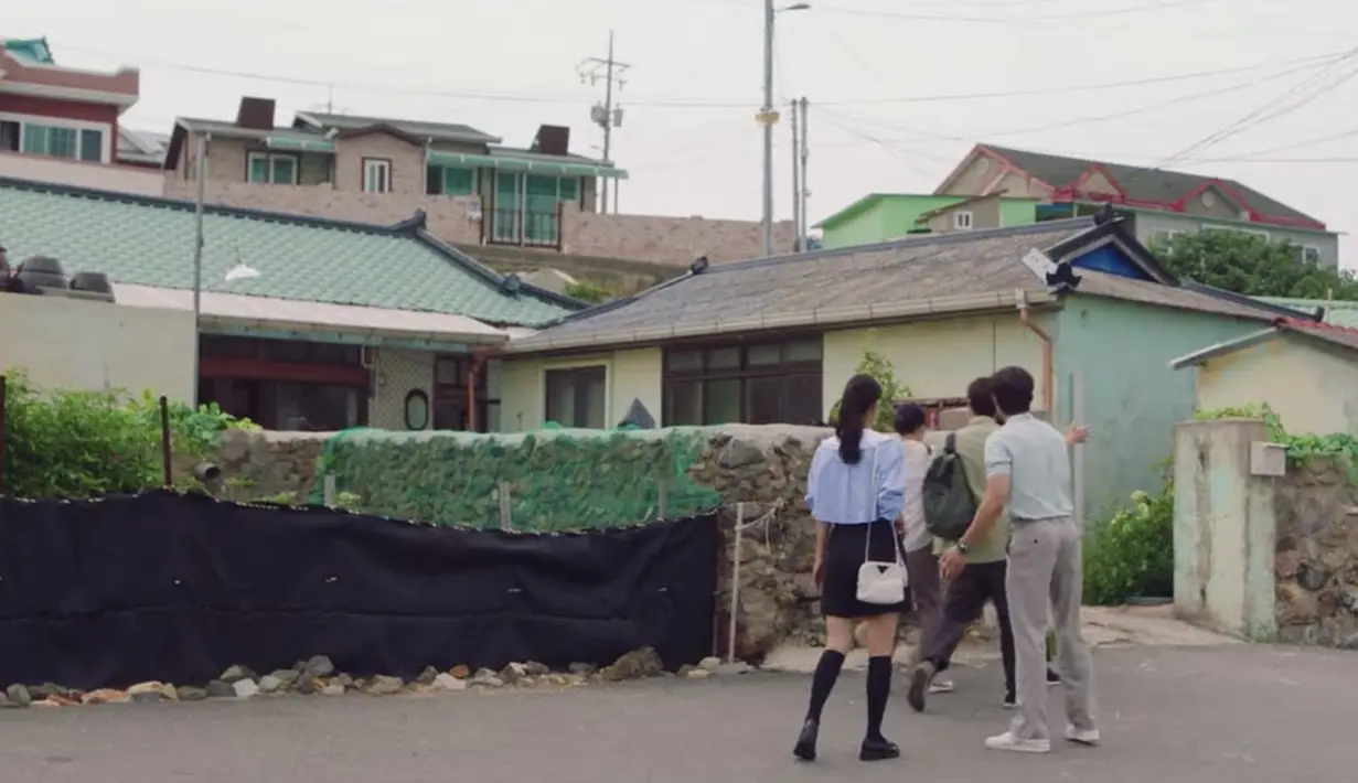 Brand lainnya yang tampak dikenakan Shi Min Ah pada Hometown Cha-Cha-Cha adalah Bottega Veneta. Ia mengenakan sling bag bernuansa putih dengan kisaran harga Rp. 14 juta rupiah.