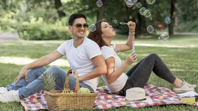 pasangan cinta kencan