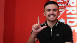 Oliver Bias, pemain asal Filipina saat diperkenalkan sebagai pemain asing baru Persija Jakarta di Persija Store, Kuningan, Jakarta Selatan, Kamis (27/7/2023). (Bola.com/Abdul Aziz)