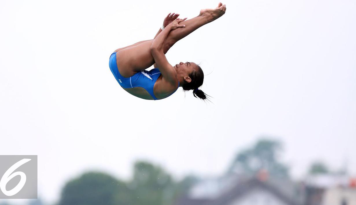 Atlet loncat indah Jawa Timur, Della Dinarsari Harimurti saat beraksi pada menara loncatan individu putri PON XIX Jabar di Kolam Renaang UPI, Bandung, Jumat (23/9). Della meraih emas dengan total poin 263.45. (Liputan6.com/Helmi Fithriansyah)
