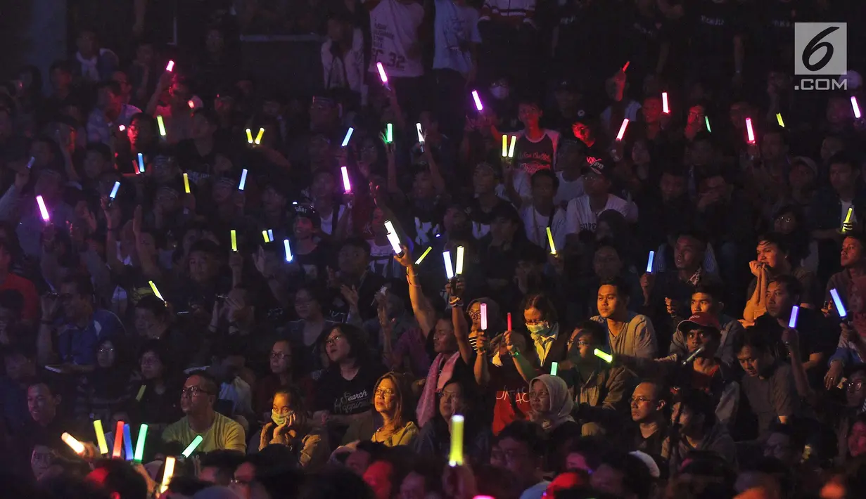 Fans JKT 48 saat acara 'JKT48 Request Hour Setlist Best 30 2017' di Balai Sarbini, Jakarta, Sabtu (4/11). Para fans memilih 30 lagu dari antara seluruh lagu yang ada dengan cara voting. (Liputan6.com/Herman Zakharia)