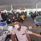 Warga menjalani vaksinasi Covid-19 di Pelabuhan Sunda Kelapa, Jakarta, Kamis (10/6/2021). Program vaksinasi massal disambut antusias oleh warga hingga menyebabkan antrean membeludak. (merdeka.com/Iqbal S. Nugroho)