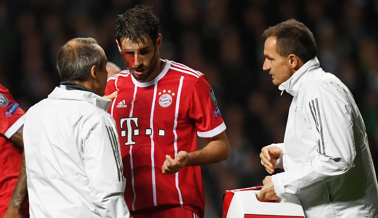 Gelandang Bayern Munchen, Javier Martinez menerima perawatan usai mencetak gol ke gawang Celtic pada pertandingan grup B Liga Champions di Celtic Park di Glasgow (31/10). Munchen menang atas Celtic 2-1. (AFP Photo/Paul Ellis)