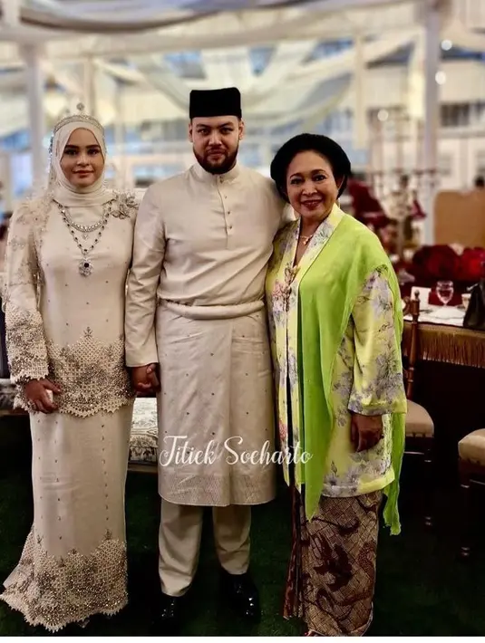 Gaya Titiek Soeharto Saat Hadir di Pernikahan Putri Kerajaan Pahang Malaysia. [@titieksoeharto]