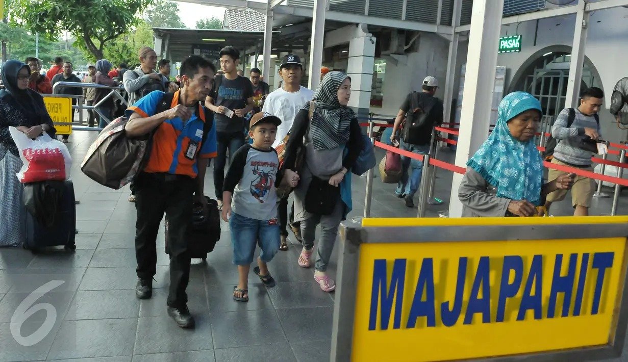 Sejumlah calon penumpang yang akan menggunakan jasa kereta api di Stasiun Pasar Senen, Jakarta, Jumat (14/4). (Liputan6.com/Helmi Afandi)