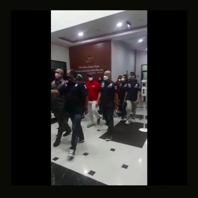 7 Potret Nia Ramadhani dan Ardi Bakrie Pakai Baju Tahanan saat Pemeriksaan