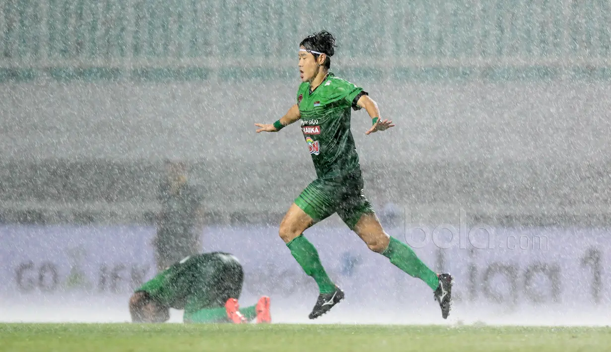 Pemain PS TNI, Hong Soon-hak merayakan golnya ke gawang Persiba Balikapapan pada Liga 1 2017 di Stadion Pakansari, Bogor, Jumat (5/5/2017). PS TNI dan Persiba bermain imbang 1-1.  (Bola.com/Nicklas Hanoatubun)
