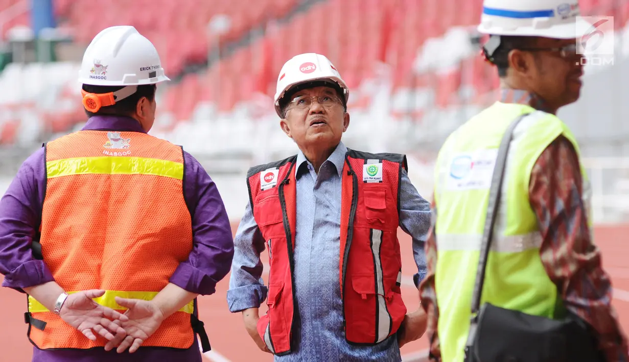 Wapres Jusuf Kalla (tengah) saat meninjau progres renovasi Stadion Utama GBK, Jakarta, Selasa (3/10). Menteri PUPR Basuki Hadimuljono memastikan, pembangunan infrastruktur Asian Games akan selesai sesuai target. (Liputan6.com/Helmi Fithriansyah)