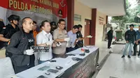Polda Metro Jaya mengungkap kasus tindak pidana pencurian dengan kekerasan, serta kepemilikan senjata api tanpa izin. Sabtu (15/6/2019). (Liputan6.com/ Yopi Makdori)