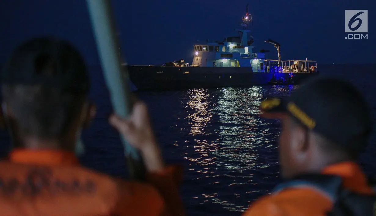 Kapal polisi dikerahkan saat pencarian puing serta korban pesawat Lion Air JT 610 di perairan Karawang, Jawa Barat, Senin (29/10). Pesawat Lion Air JT 610 dilaporkan hilang sekitar pukul 06.00 WIB. (Liputan6.com/Faizal Fanani)