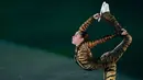 Aksi atlet Alina Zagitova saat melakukan pertunjukan gala skating di Gangneung Oval di Gangneung (25/2). Alina tampil seksi dengan kostum macan saat berada di arena ice skating.  (AP Photo/Felipe Dana)