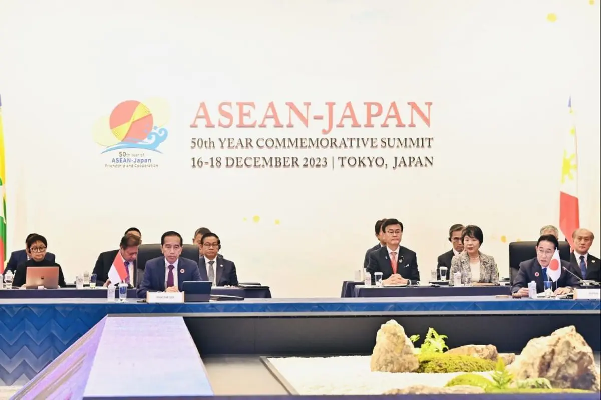 Presiden Jokowi dan PM Fumio Kishida di KTT Perayaan 50 Tahun Hubungan Persahabatan dan Kerja Sama ASEAN-Jepang di Hotel The Okura, Minggu 17 Desember 2023. (BPMI Sekretariat Presiden​)