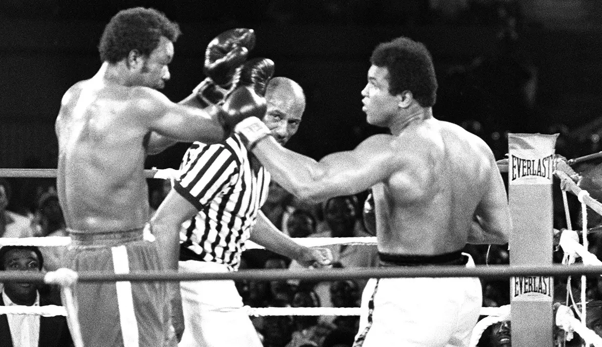 Muhammad Ali menang KO melawan George Foreman dalam laga bertajuk Rumble in the Jungle di Kinshasa, Zaire, yang disaksikan 60 ribu orang di stadion dan jutaan orang melalui televisi. (30/10/1974). (AFP)