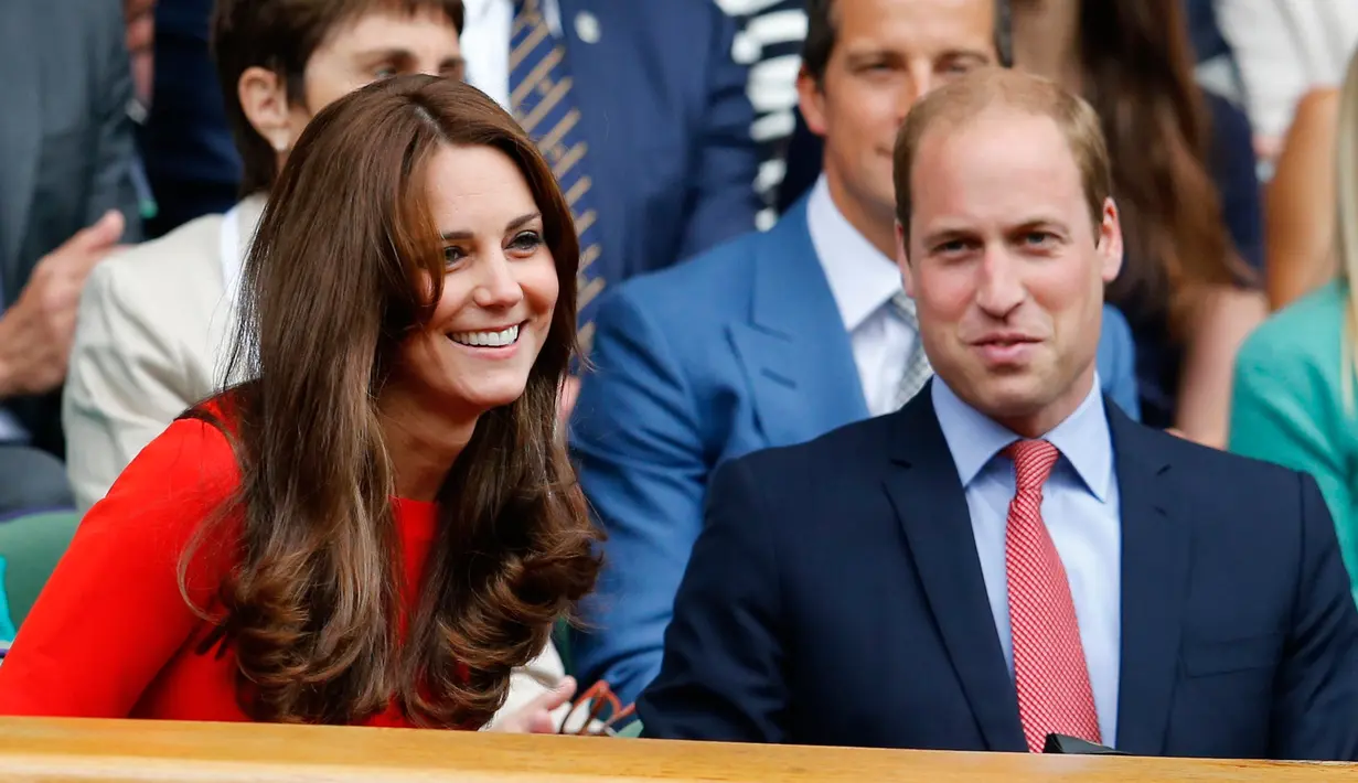 Duchess of Cambridge Kate Middleton ditemani sang suami, Pangeran William datang menyaksikan ajang Wimbledon Tennis Championships, London, Rabu (8/7/2015). (REUTERS/Suzanne Plunkett)