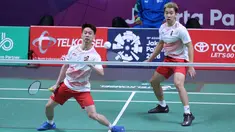 Pasangan Indonesia, Kevin Sanjaya/Marcus Gideon, saat melawan wakil Jepang, Takeshi Kamura/Kelgo Sonoda, pada laga Asian Games di Istora, Jakarta, Selasa (21/8/2018). Kevin/Marcus menang 21-18 dan 21-12. (Liputan6.com/Helmi Fithriansyah)