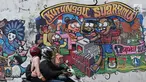 Kendaraan melintasi mural bertema Pemilu 2019 di kawasan Dukuh Atas, Jakarta, Senin (1/4). Mural-mural tersebut dibuat dalam rangka menyukseskan Pemilu yang akan berlangsung pada 17 April 2019 mendatang. (Liputan6.com/Immanuel Antonius)