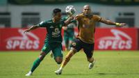 Pemain Persebaya Surabaya, Muhammad Hidayat (kiri) berebut bola dengan pemain Bhayangkara FC, Anderson Salles dalam laga pekan ke-3 BRI Liga 1 2022/2023 antara Bhayangkara FC melawan Persebaya Surabaya di Stadion Wibawa Mukti, Cikarang, Minggu (7/8/2022) malam WIB. (Bola.com/Bagaskara Lazuardi)