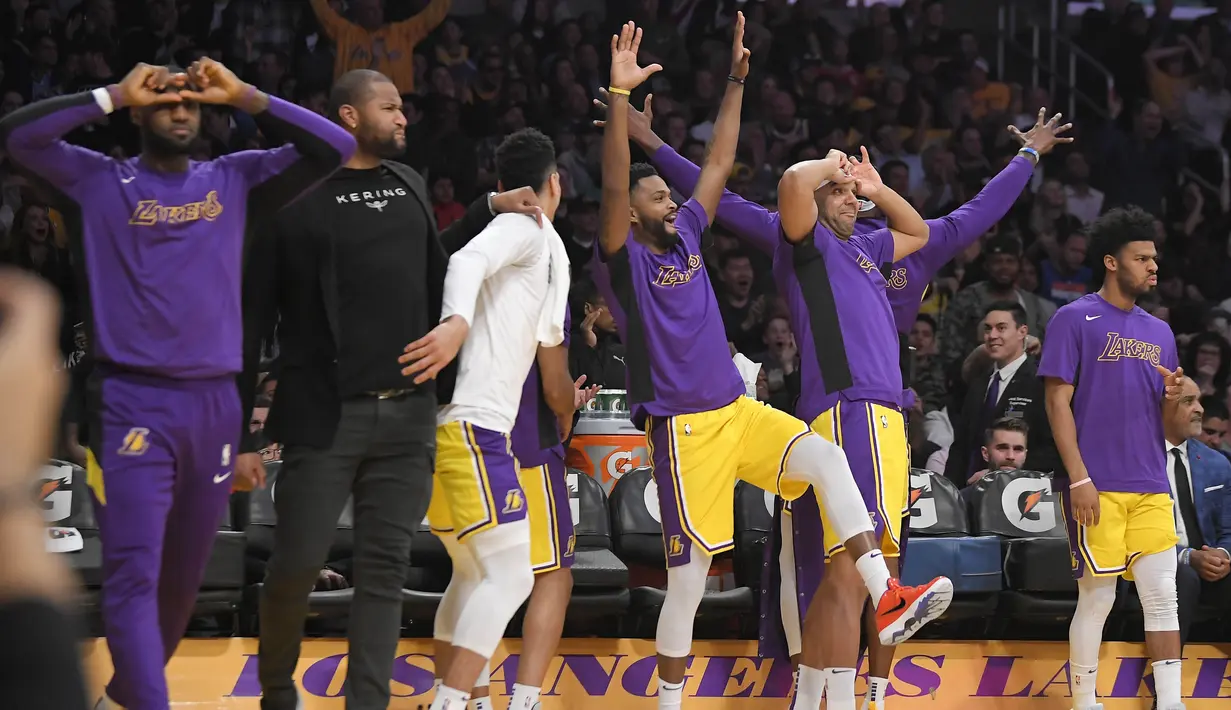 Pebasket Los Angeles Lakers merayakan kemenangan atas New York Knicks pada laga NBA di Staples Center, Rabu (8/1/2020). LA Lakers  menang 117-87 atas Knicks. (AP/Mark J. Terrill)