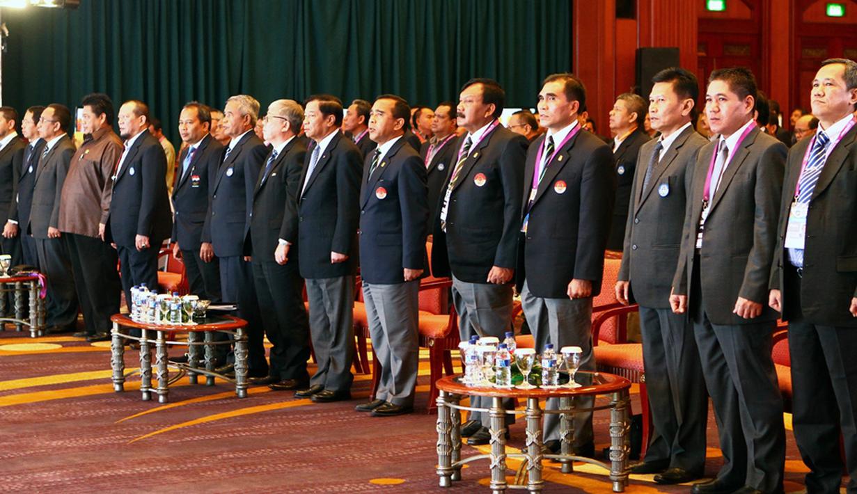 Sebelum memulai kongres luar biasa, para anggota PSSI menyanyikan lagu kebangsaan  (PSSI.org)