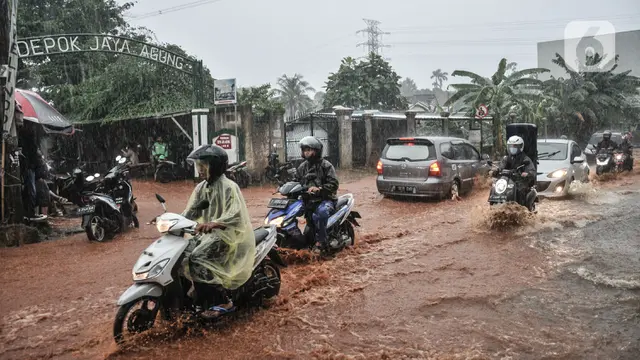 Genangan Lumpur di Jalan Raya Sawangan