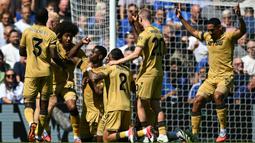 Eberechi Eze maju sebagai penendang bebas yang tak jauh dari kotak penalti. Tendangannya berhasil melewati pagar betis dan menjebol gawang The Blues yang dijaga oleh Robert Sánchez. (AFP/Justin Tallis)