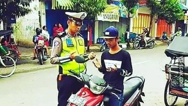 Kelakukan Tak Biasa yang Dilakukan Pemotor (1cak)