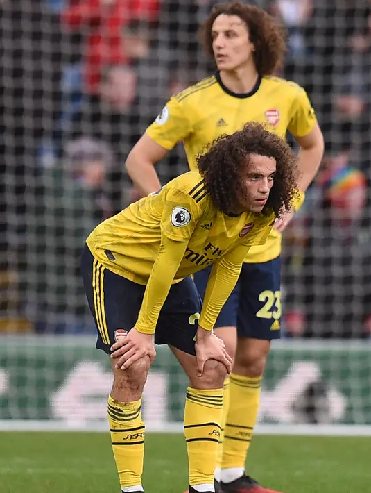 Reaksi pemain Arsenal David Luiz (atas) dan Matteo Guendouzi saat peluit akhir pertandingan Liga Inggris mengahadapi Burnley di Turf Moor, Burnley, Inggris, Minggu (2/2/2020). Laga berakhir imbang tanpa gol. (Oli SCARFF/AFP)