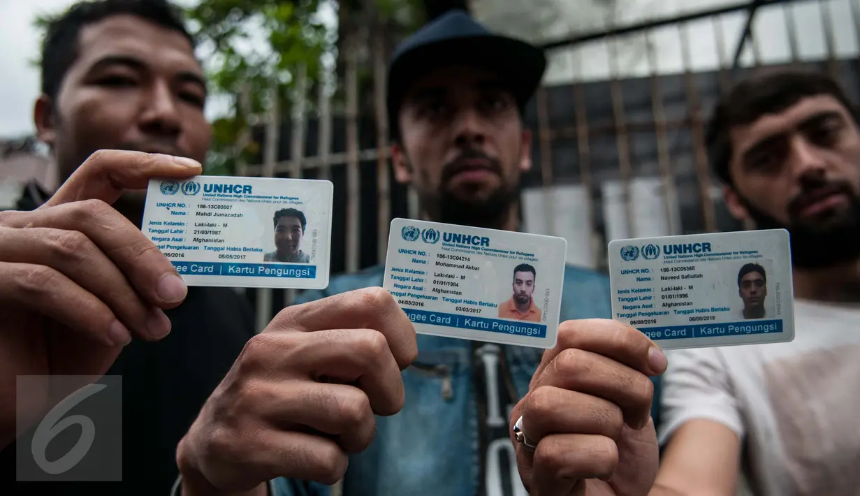 Sejumlah pengungsi atau pencari suaka asal Afghanistan menunjukan kartu tanda pengungsi di depan kantor UNHCR, Jakarta, Senin (6/2). Mereka menggelar demonstrasi untuk mendesak UNCHR mempercepat proses suaka. (Liputan6.com/Gempur M Surya)