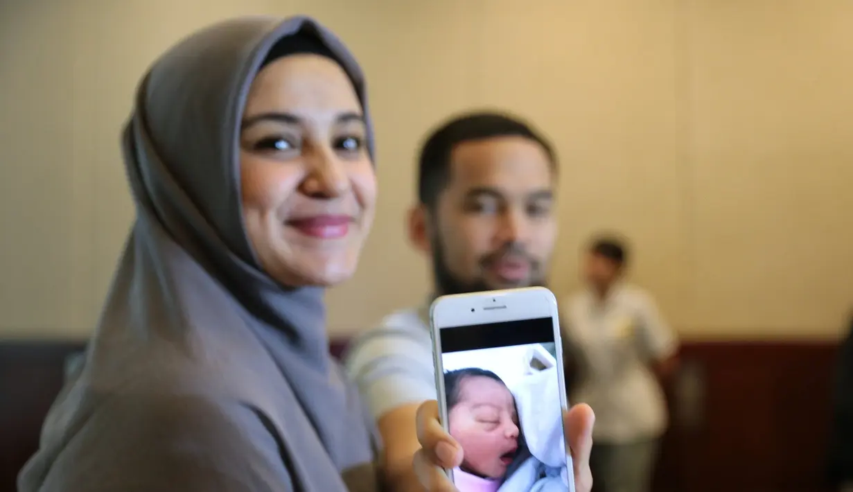 "Lagi-lagi saya sebagai seorang pria, suami sekaligus saksi dibuat takjub dengan perjuangan seorang ibu yang Maa syaa Allah.. Saya yang hanya menyaksikannya saja merasa berat bagaimana dengan istri saya yang melaluinya." tulis Wisnu. (Adrian Putra/Bintang