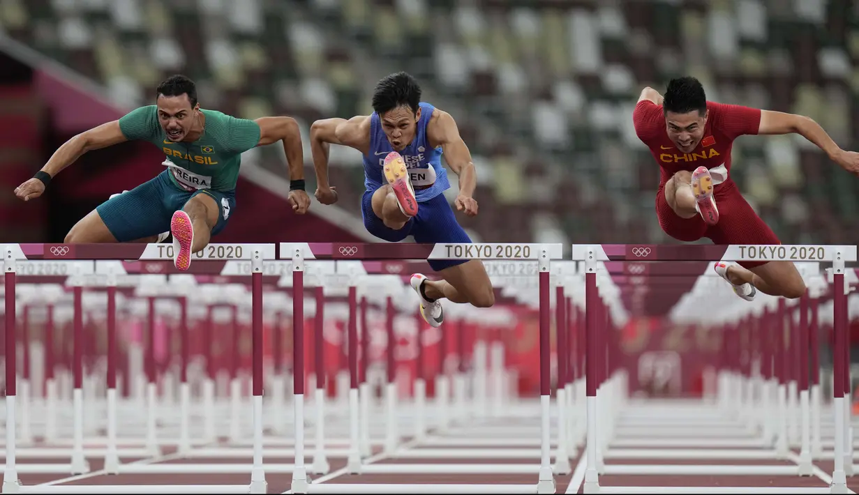Rafael Pereira (kiri) asal Brasil, Kuei-Ru Chen (tengah) asal China Taipe, dan Wenjun Xie asal China, bersaing dalam lari gawang 110 meter putra pada  Olimpiade Tokyo 2020, Selasa (3/8/2021). (Foto: AP/Petr David Josek)