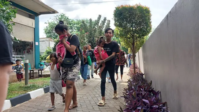 Warga yang tinggal di kolong jembatan dan kolong tol mulai pindah ke Rumah Susun Rawa Buaya, Jakarta Barat. (Arief/Liputan6.com)