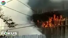 Warga seketika melakukan upaya pemadaman dengan alat-alat seadanya.