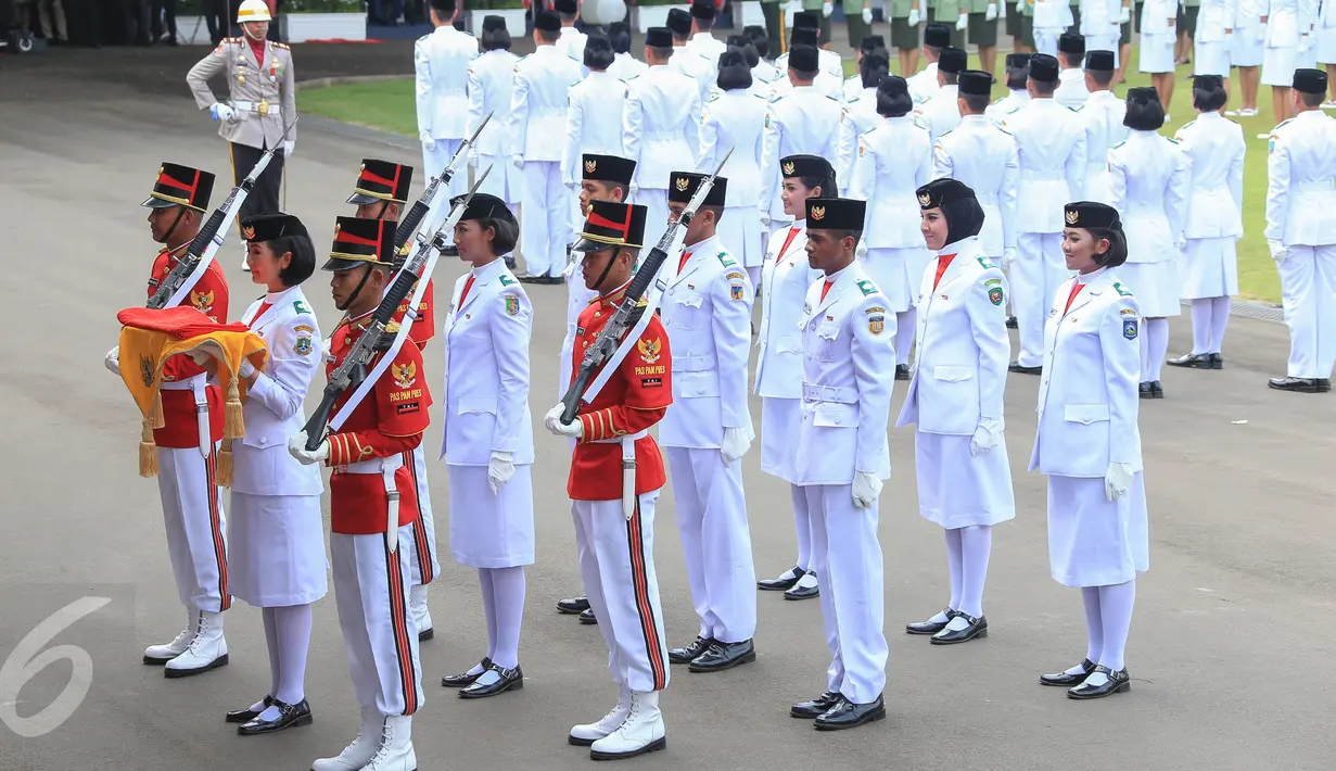 Anggota Pasukan Pengibar Bendera (Paskibraka) bersiap untuk menaikkan bendera merah putih saat Upacara Peringatan Detik-detik Proklamasi 17 Agustus di halaman Istana Merdeka, Jakarta, Senin (17/8/2015). (Liputan6.com/Faizal Fanani)