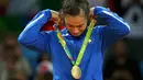 Atlet Kosovo, Majlinda Kelmendi  menyeka air mata bahagianya setelah meraih emas pada cabang judo putri Olimpiade 2016 di Rio de Janeiro, Minggu (7/8). Kelmendi menjadi atlet pertama dari Kosovo yang meraih medali Olimpiade. (REUTERS/Toru Hanai)