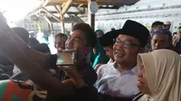 Calon Gubernur Jawa Barat Ridwan Kami foto bersama peziarah di komplek Pemakaman Sunan Gunung Jati Cirebon (Liputan6.com / Panji Prayitno)