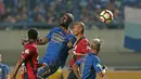Duel Carlton Cole dengan pemain Persipura Jayapura, Ricardo Salampessy pada laga Liga 1 2017 di Stadion GBLA, Bandung, Minggu (7/5/20170). Persib menang 1-0. (Bola.com/Nicklas Hanoatubun)