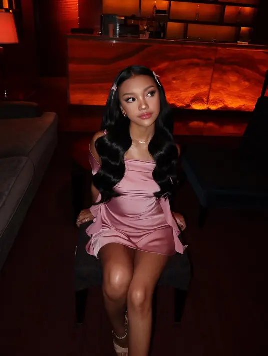 Penunjukan Naura sebagai ikon Barbie Indonesia menjadi simbol penting, bahwa definisi “Barbie” kini lebih luas dari sekadar penampilan. Ia adalah sosok yang berani bermimpi, bekerja keras, dan percaya pada diri sendiri. Dan lewat gaya pink yang ikonis ini, Naura menghidupkan esensi Barbie masa kini, kuat, manis, dan inspiratif.  [@naura.ayu].