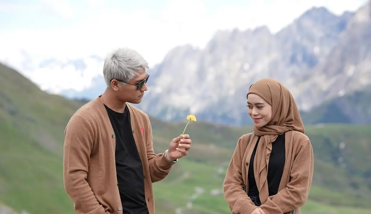 Tak hanya baju, Rizky Billar dan Lesti Kejora terlihat mengenakan jaket bomber yang senada. Penampilan mereka bak pasangan muda yang bisa menjadi inspirasi. (Liputan6.com/IG/lestykejora)