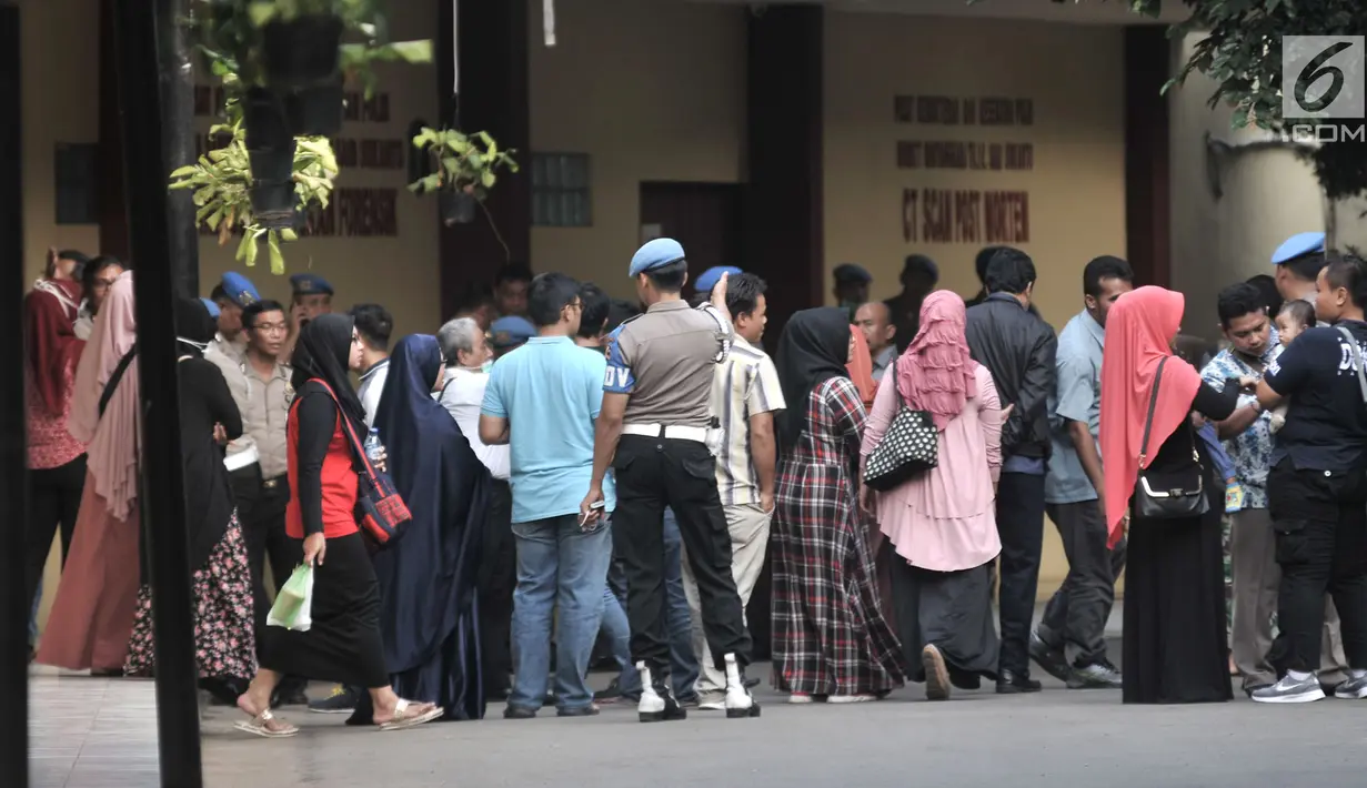Keluarga korban meninggal dalam rusuh Mako Brimob berkumpul di RS Polri, Jakarta, Rabu (9/5). Pihak keluarga membawa para korban meninggal setelah kurang lebih delapan jam berada dalam ruang forensik. (Merdeka.com/Iqbal Nugroho)