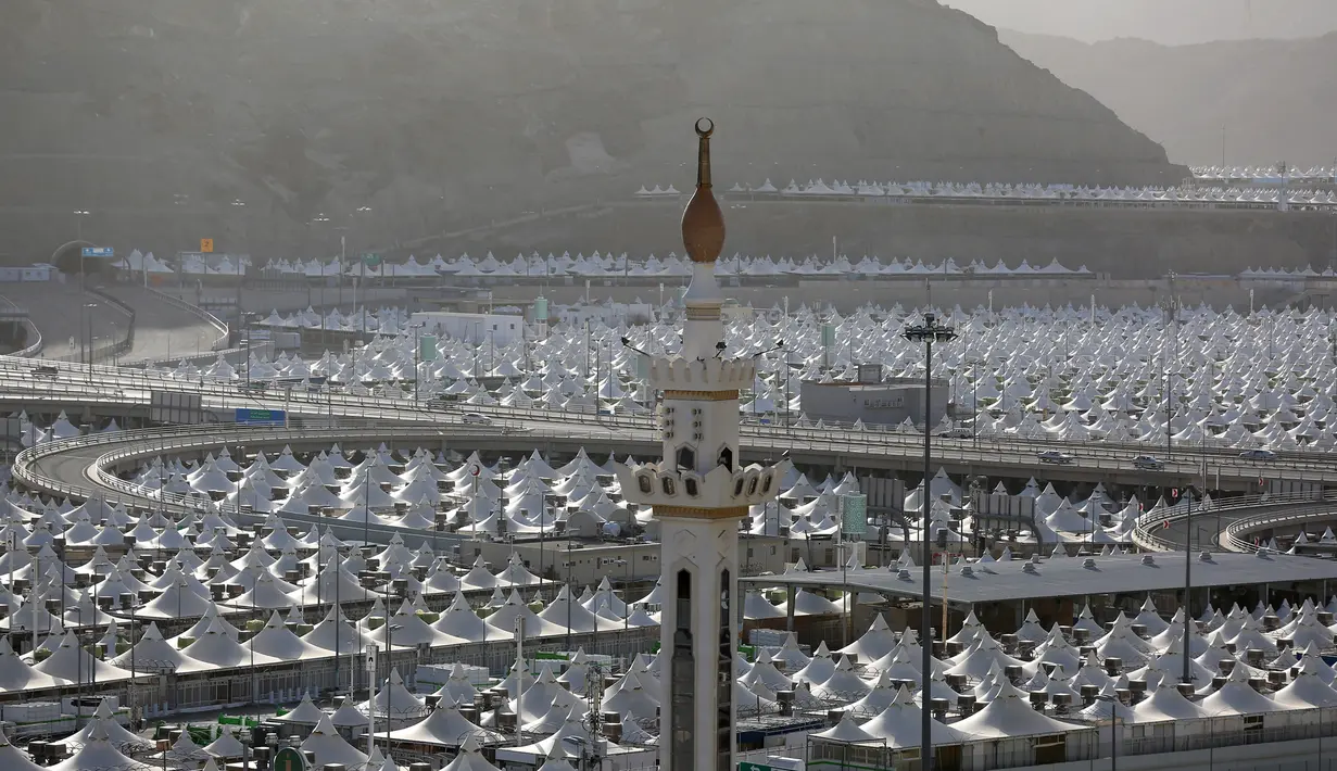 Pemandangan tenda-tenda jemaah yang berada di antara Padang Arafah dan Mina, di Makkah, Arab Saudi (23/6/2020). Pemerintah Arab Saudi mengumumkan, akan mengadakan ibadah haji 'sangat terbatas' sebagai antisipasi penyebaran virus corona Covid-19. (AFP Photo/STR)